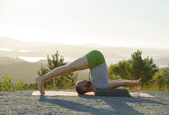 8 bài tập yoga giúp bạn ngủ ngon, giảm căng thẳng